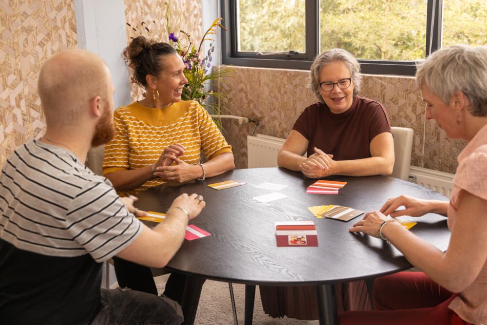 Spelen aan tafel met de Dementie goed uitgelegd kaartenset: samen dementie beter begrijpen